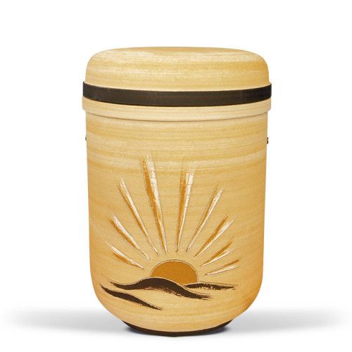 Keramikurne in sandfarben mit Motiv einer aufgehenden Sonne und sanften Hügeln, rund mit einem schwarzen Rand, Gesamtansicht.