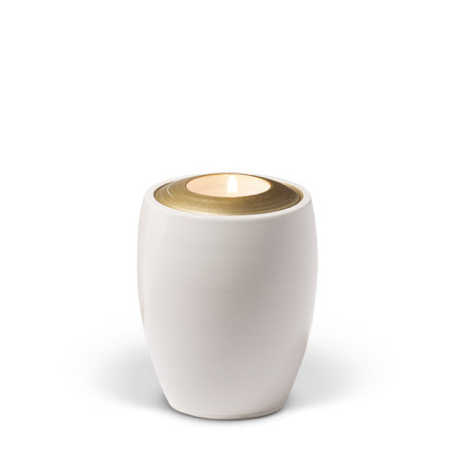Keramikurne in glasiertem Weiß mit goldfarbigem Deckel, ovaler Form und einer Gesamtansicht, die eine Kerze im oberen Bereich zeigt.