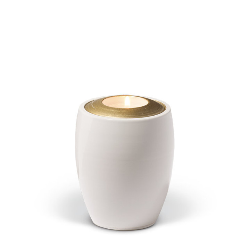 Keramikurne in glasiertem Weiß mit goldfarbigem Deckel, ovaler Form und einer Gesamtansicht, die eine Kerze im oberen Bereich zeigt.