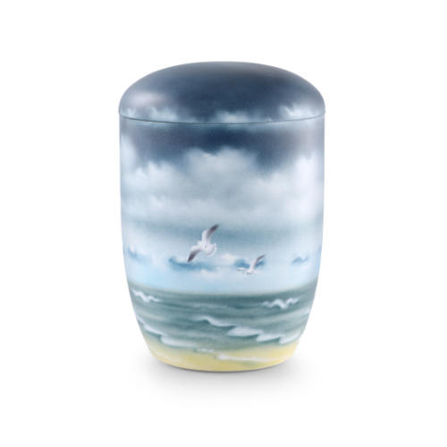 Die Thalassa Seeurne aus Anhydrit-Tonolith hat eine ovale Form, ist in sanften Blau- und Grüntönen mit Wolken und Möwen bemalt und zeigt eine Gesamtansicht.