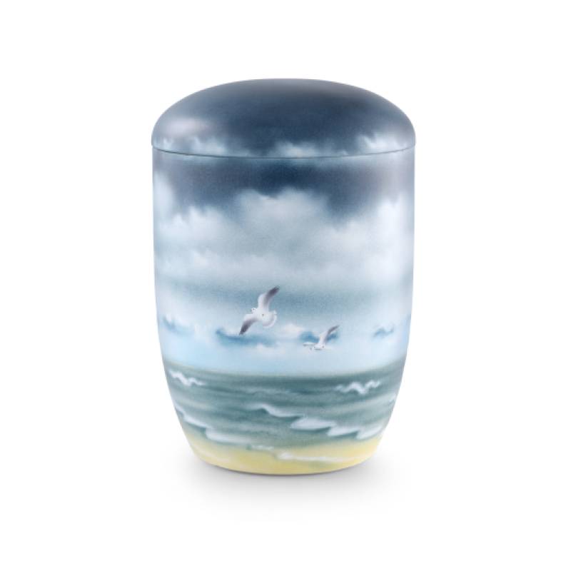 Die Thalassa Seeurne aus Anhydrit-Tonolith hat eine ovale Form, ist in sanften Blau- und Grüntönen mit Wolken und Möwen bemalt und zeigt eine Gesamtansicht.