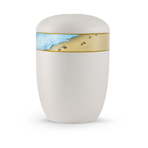 Die Urne aus der Edition Seeurnen ist weiß, hat eine ovale Form und zeigt ein dekoratives Band mit Fußspuren im Sand und Wasser an der oberen Kante.