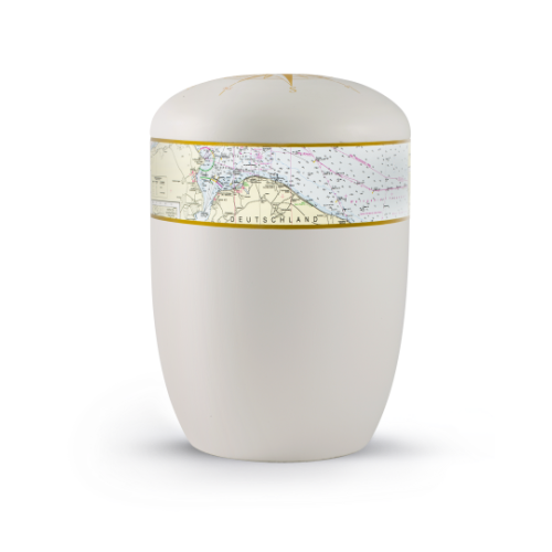 Eine weiße Samtonurne mit Windrosendekor und einer Seekarte der Kieler Bucht, verziert mit einem goldenen Rand, in Gesamtansicht.