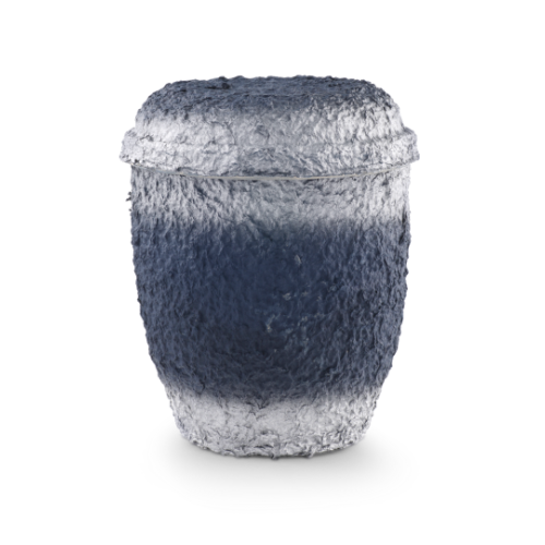 Die Urne aus Zellulose ist blau-silbern getönt, hat eine runde Form und eine strukturierte Oberfläche, mit einem passenden Deckel und Seilen als Dekoration.