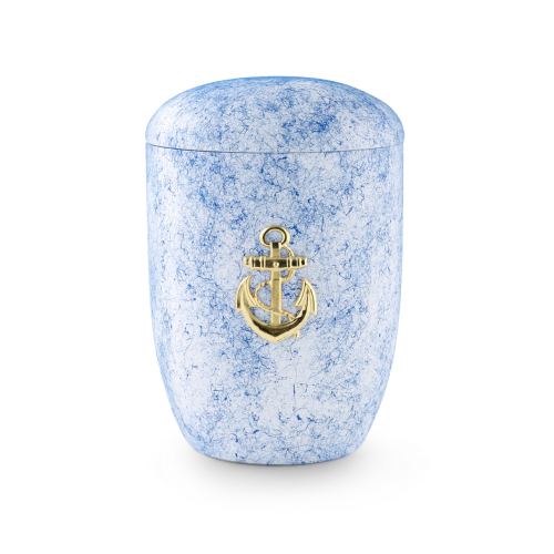 Die Seeurne aus Tonolith-Anhydrit in Weiß und Blau hat eine runde Form und eine goldene Anker-Applikation auf der Vorderseite.
