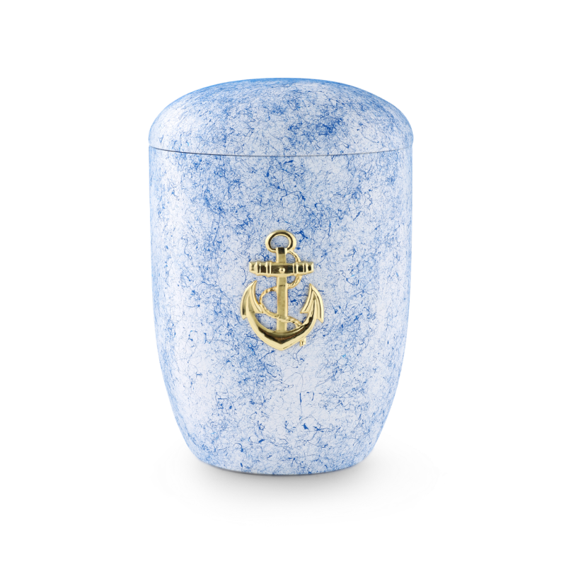 Die Seeurne aus Tonolith-Anhydrit in Weiß und Blau hat eine runde Form und eine goldene Anker-Applikation auf der Vorderseite.
