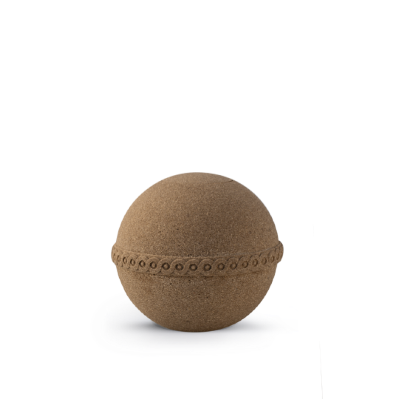 Eine runde Urne aus kompostierbarem organischem Sandmaterial in brauner Farbe mit Wellendekor und einer glatten Oberfläche, Gesamtansicht.