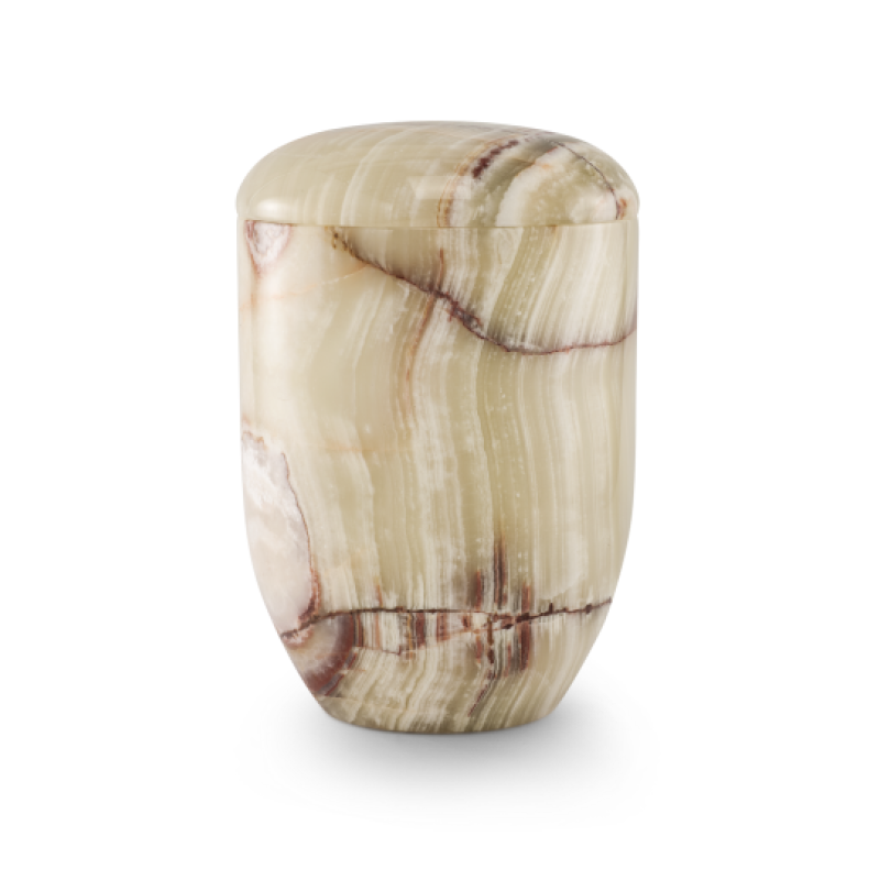 Die Urne Anemos Onyx ist aus poliertem Onyx gefertigt, hat eine ovale Form und zeigt eine beige bis cremefarbene Oberfläche mit braunen Aderungen.