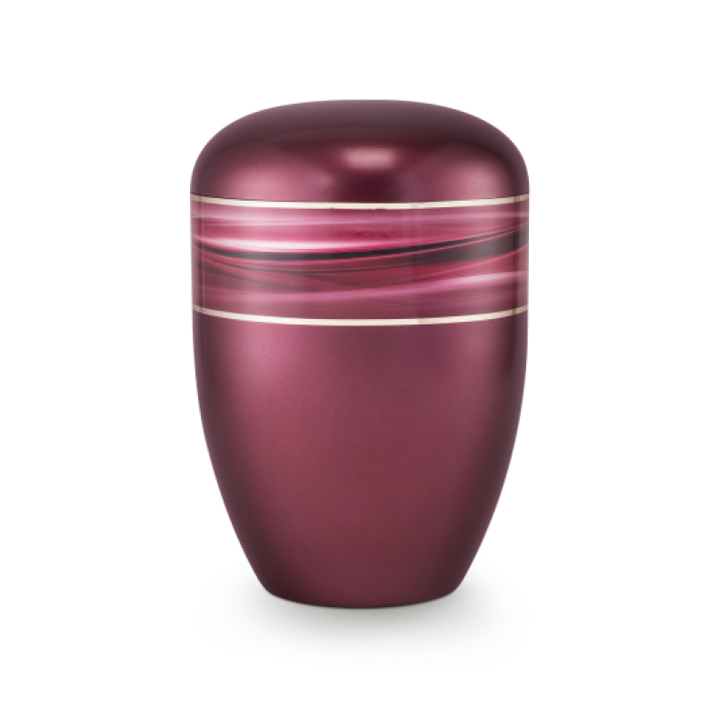 Die Urne aus der Edition Wave ist perlmuttweine rot, hat eine ovale Form, ein Wellenmotiv und goldene Streifen, sichtbar in einer Gesamtansicht.