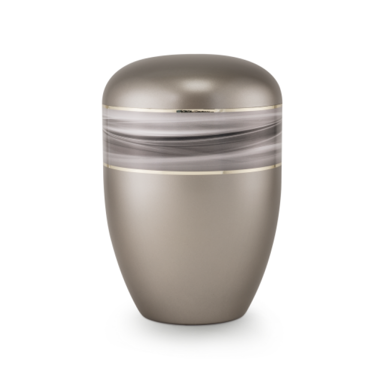 Die Naturstoff-Urne Edition Wave ist in perlmutt fumé gehalten, hat eine ovale Form mit Wellenmotiv und einem goldenen Streifen, sichtbar in Gesamtansicht.