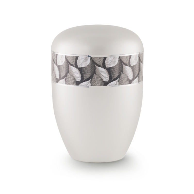 Die Urne Edition Wave in Perlmuttfarbe hat eine runde Form, ist mit einem Feuille-Zierband und Silberstreifen verziert und zeigt eine Gesamtansicht.
