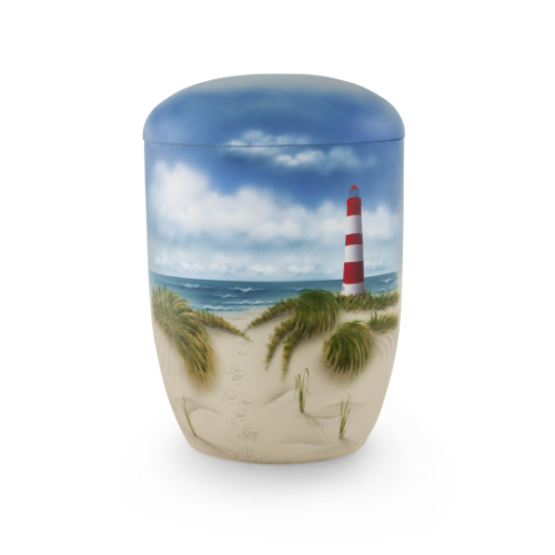 Die Urne aus Anhydrit-Tonolith ist oval, mit einem Airbrushmotiv eines Leuchtturms an einem Strand, farblich in Blau, Weiß und Rot gestaltet.