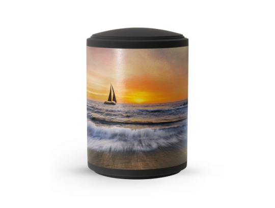 Edition Mare, Samton schwarz, Segelboot, Band aus Pflanzenfasern, Anhydrit-Tonolith