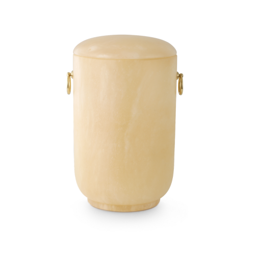 Die Urne aus Alabaster in terra-Farbe hat eine ovale Form, eine glatte Oberfläche und ist mit zwei goldfarbenen Griffen ausgestattet.