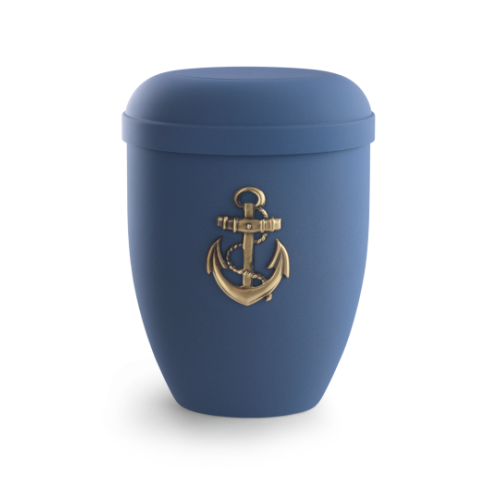 Die Urne aus der Edition Classic ist in einem samtigen Marineblau gehalten und zeigt einen goldenen Anker als dekoratives Element.