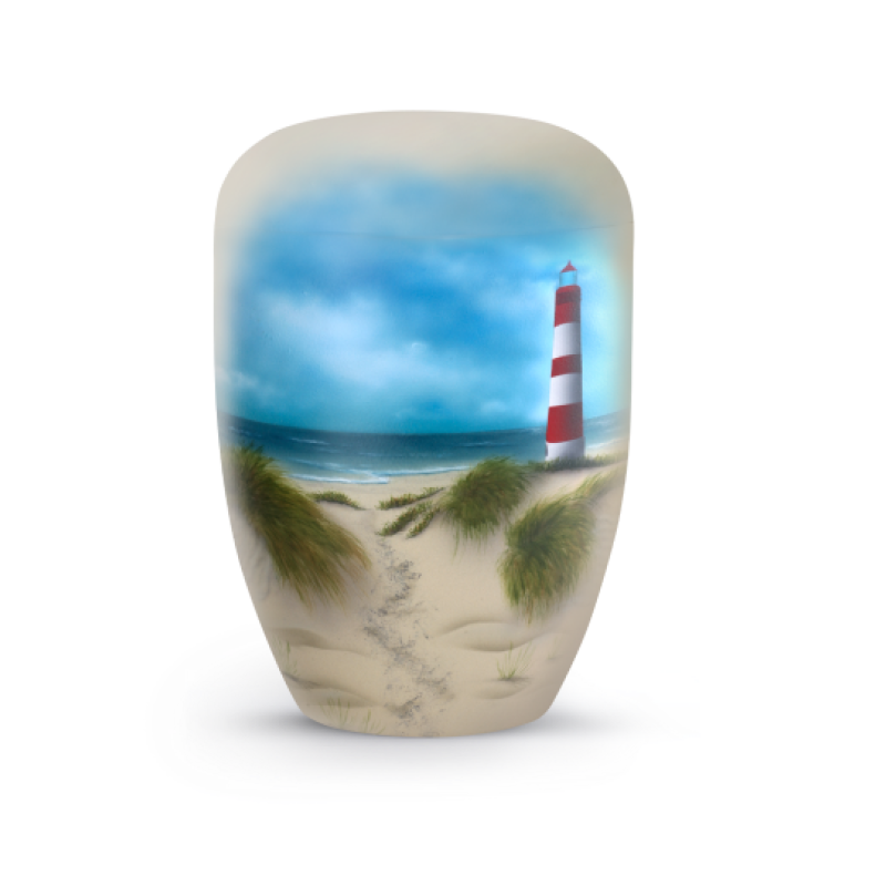 Die Urne aus biologisch abbaubarem Material zeigt eine Airbrush-Darstellung eines Leuchtturms an einem Strand mit sanften Farben und einer geschwungenen Form.