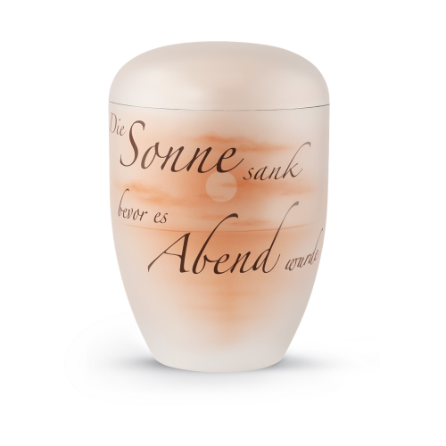 Urne aus der Edition Memento in perlmuttfarbener, handbemalter Oberfläche mit der Inschrift „Die Sonne sank, bevor es Abend wurde“ in eleganter Schrift.