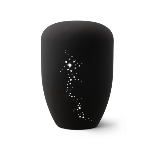 Eine tiefschwarze Urne aus Samton mit einer glatten Oberfläche und einem Schweif aus Kristallen, der eine elegante, geschwungene Linie bildet.