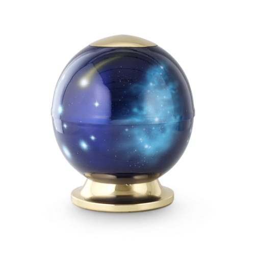 Die Urne Cestal ist kobaltblau, hat eine kugelförmige Form mit handbemaltem Motiv Firmament und einem goldfarbenen Fuß sowie Deckel.