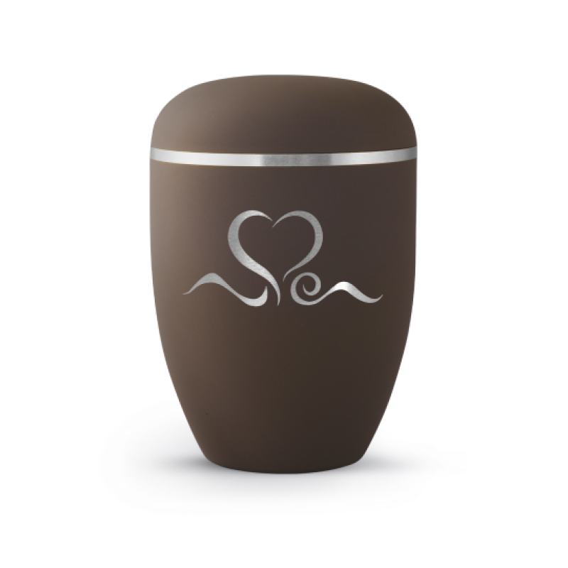 Die Urne in Samtton café hat eine ovale Form, eine silberne Zierlinie und ein Herzmotiv aus Weißgold, geeignet für biologische Abbaubarkeit.