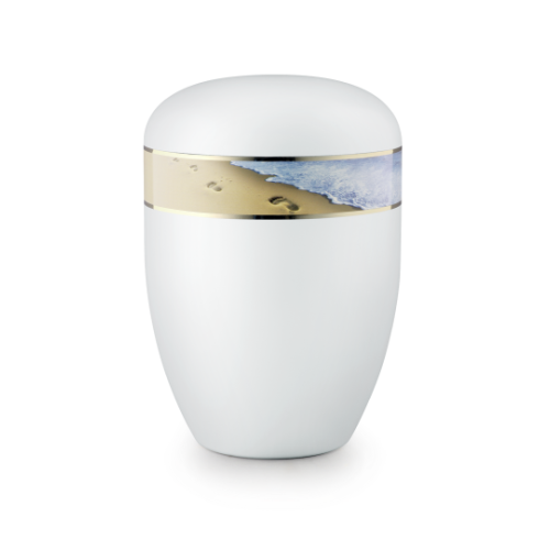 Die Urne ist weiß satiniert, hat eine ovale Form und zeigt eine goldene Bandverzierung mit Fußspuren im Sand und Wellenmotiv.