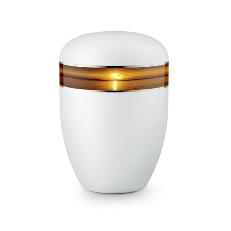 Eine weiße, satinierte Urne mit einer goldenen, glänzenden Bandverzierung, die einen Sonnenuntergang zeigt, in Gesamtansicht.