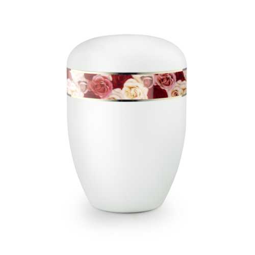 Die Naturstoff-Urne in weiß satiniert hat eine ovale Form und ist mit einem dekorativen Band aus Rosenmotiven verziert.