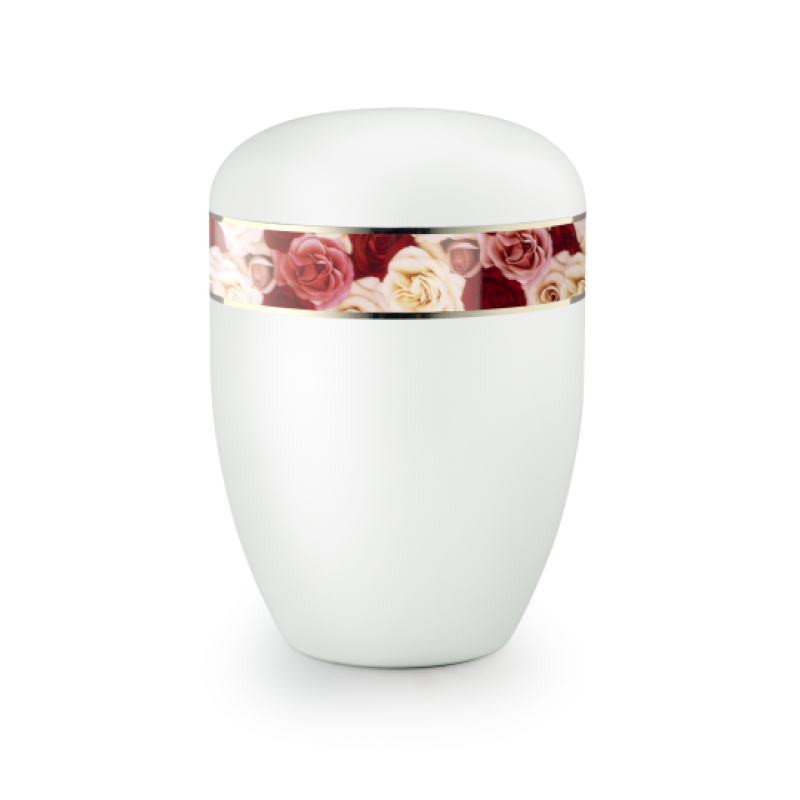 Die Naturstoff-Urne in weiß satiniert hat eine ovale Form und ist mit einem dekorativen Band aus Rosenmotiven verziert.