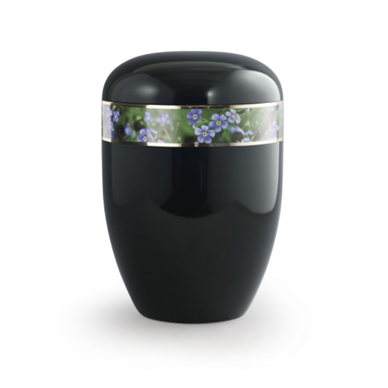 Die Urne in Klavierlack schwarz hat eine ovale Form, eine dekorative Banderole mit blauen Vergissmeinnicht-Blüten und ist biologisch abbaubar.
