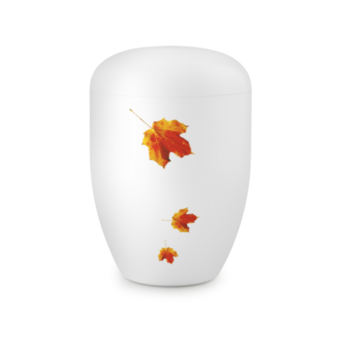 Die Urne in weiß satiniert zeigt ein Design mit fallenden, orangefarbenen Ahornblättern und hat eine ovale Form.
