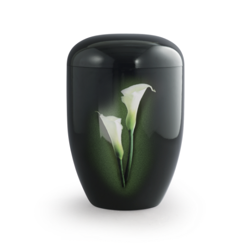 Die Urne aus der Edition Fleur ist schwarz mit Klavierlack-Oberfläche und zeigt zwei weiße Calla-Blüten auf einem sanften grünen Hintergrund.