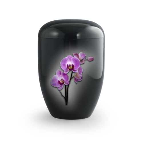 Eine schwarze Urne aus Klavierlack mit einer Abbildung von lila Orchideen, in ovaler Form und mit glänzender Oberfläche, Gesamtansicht.