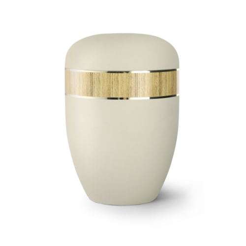 Die Urne aus der Edition Wood Line ist cremefarben, hat eine ovale Form und ist mit einem dekorativen, goldfarbenen Streifen verziert.