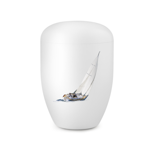 Die Urne in weiß satiniertem Finish zeigt ein Segelboot-Motiv und hat eine runde, geschwungene Form, die für die Edition 1 von Goetz charakteristisch ist.