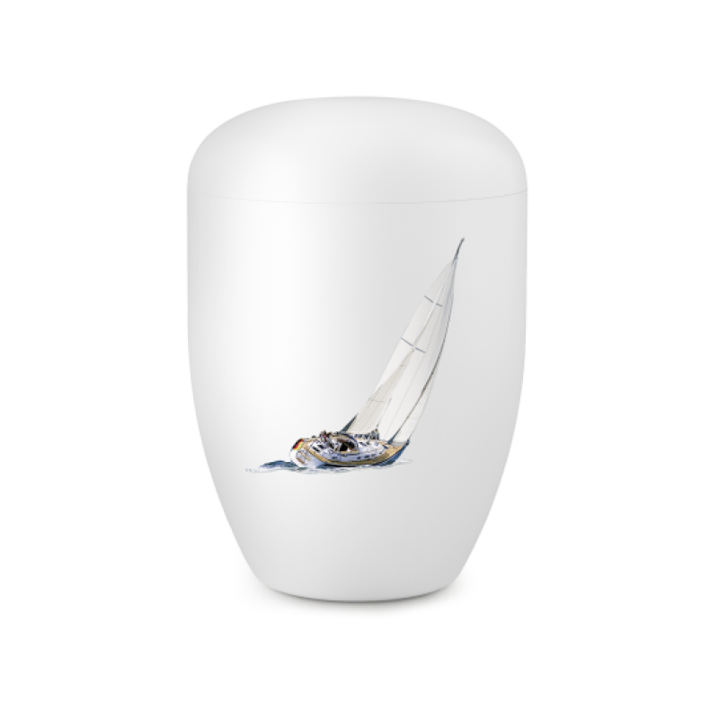 Die Urne in weiß satiniertem Finish zeigt ein Segelboot-Motiv und hat eine runde, geschwungene Form, die für die Edition 1 von Goetz charakteristisch ist.