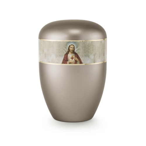 Die Urne in perlmutt fumé ist oval geformt, hat eine matte Oberfläche und zeigt ein religiöses Motiv mit Heiland auf einem dekorativen Band.
