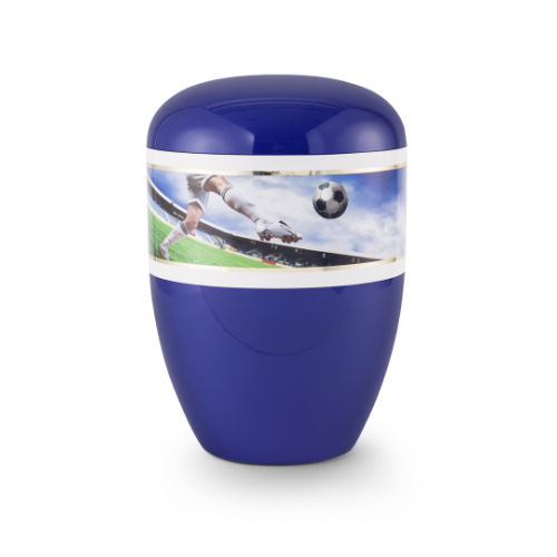 Die Urne in blau mit einer weißen Band, die ein Fußballmotiv zeigt, hat eine runde Form und besteht aus biologisch abbaubarem Material.