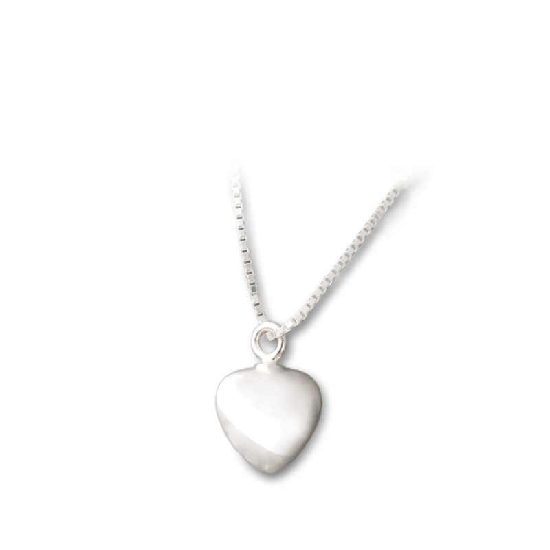 Ein herzförmiger Anhänger aus Sterlingsilber hängt an einer feinen Kette, die Gesamtansicht zeigt die polierte Oberfläche des Herzens.