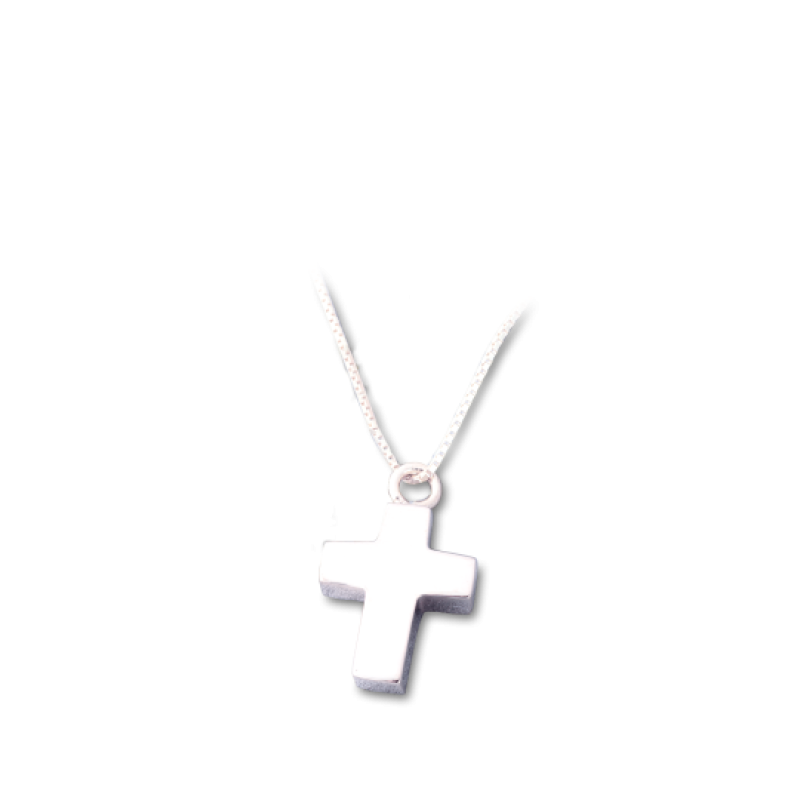 Ein schlichtes Kreuz aus Sterlingsilber hängt an einer feinen Kette, auf einem weißen Hintergrund, in einer Gesamtansicht.