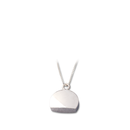 Ein halbrunder Anhänger aus Sterlingsilber mit einer glatten Oberfläche hängt an einer feinen Silberkette, Gesamtansicht des Schmuckstücks.