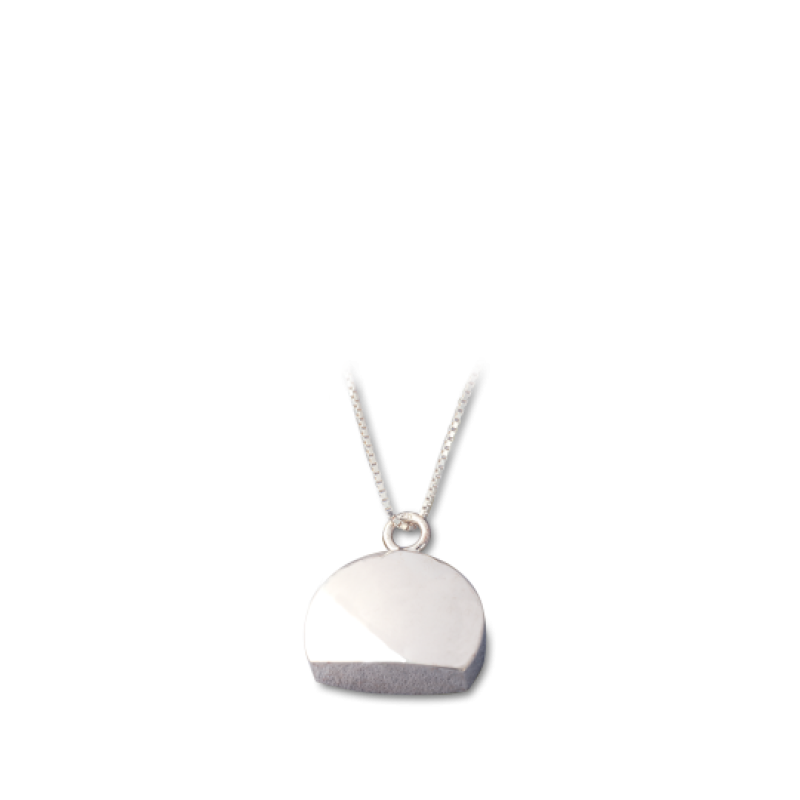 Ein halbrunder Anhänger aus Sterlingsilber mit einer glatten Oberfläche hängt an einer feinen Silberkette, Gesamtansicht des Schmuckstücks.