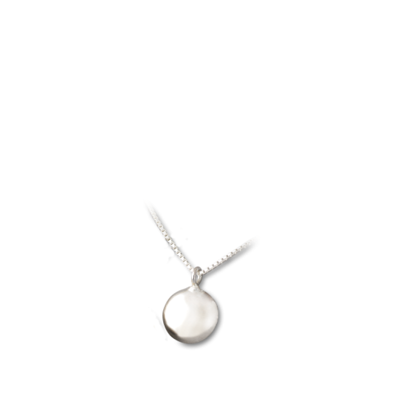 Ein runder Anhänger aus Sterlingsilber mit einer glatten Oberfläche hängt an einer feinen Silberkette, präsentiert in einer kleinen Samtdose.
