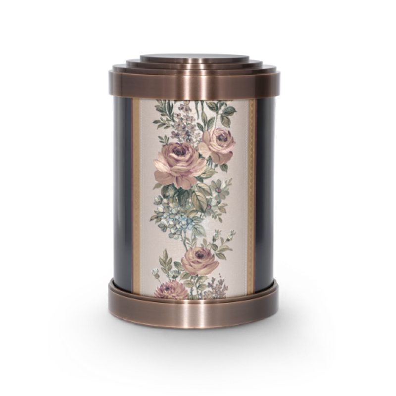 Die Urne aus Metallguss ist kupferfarben mit einem Gobelin-Blumenmuster in sanften Rosa- und Grüntönen, in einer Gesamtansicht präsentiert.