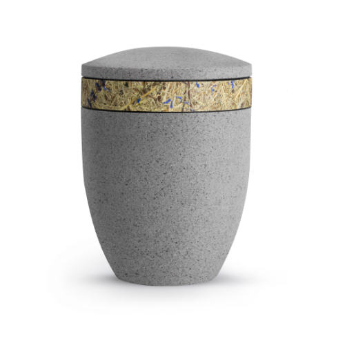 Terra-Jura Urne Edition Rocka in betongrau mit Muschelkalkbeschichtung und dekorativem Gräser-Dekor, Gesamtansicht mit geschwungener Form.