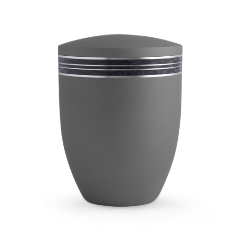 Eine steingraue Urne mit mattsilbernem, eingefasstem Mosaikzierband und konischer Form, die eine elegante und schlichte Gesamtansicht bietet.