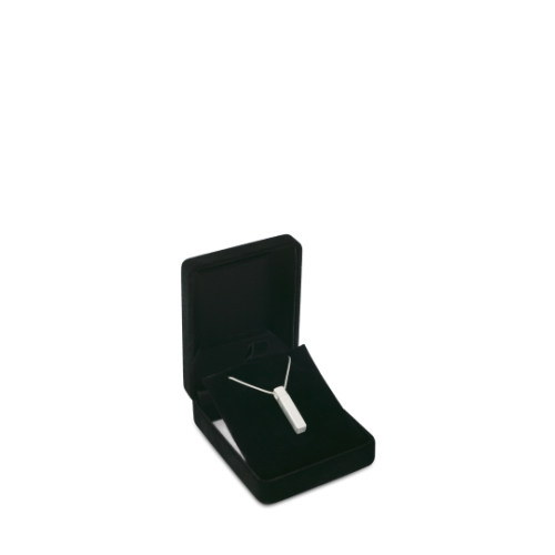 Rechteckige Am-Urn-Let aus 925 Sterlingsilber, matt gebürstet, in einer schwarzen Schmuckbox mit samtiger Innenauskleidung und passendem Halsband.