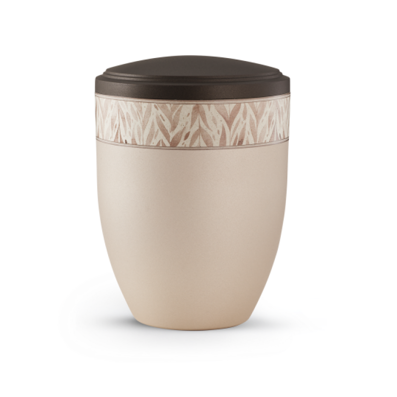 Die Urne der Edition Papyrus in Champagnerfarbe hat eine ovale Form, einen braunen Deckel und eine dekorative Banderole mit Zweigen aus Pflanzenfasern.