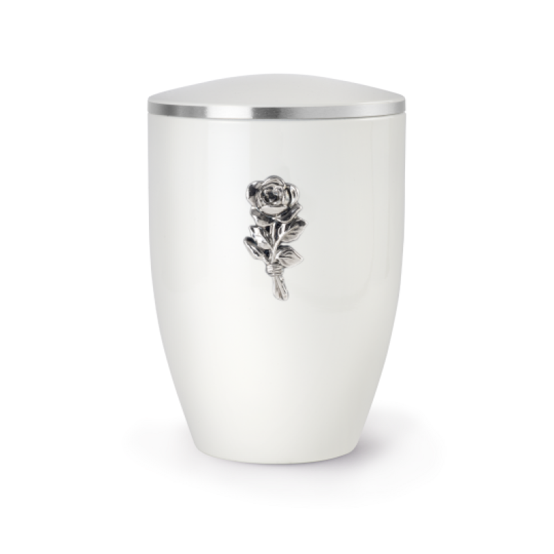 Die Urne der Edition Melina ist weiß, hat eine glatte Oberfläche und eine silberne Rose als Verzierung, mit einem abgerundeten Deckel aus Metall.