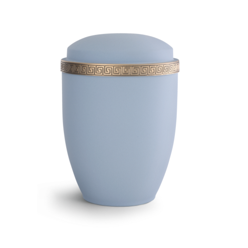 Die Urne aus der Edition Athena ist himmelblau, aus Samton gefertigt, hat eine ovale Form und ist mit einer goldfarbenen Mäanderprägung am Rand verziert.