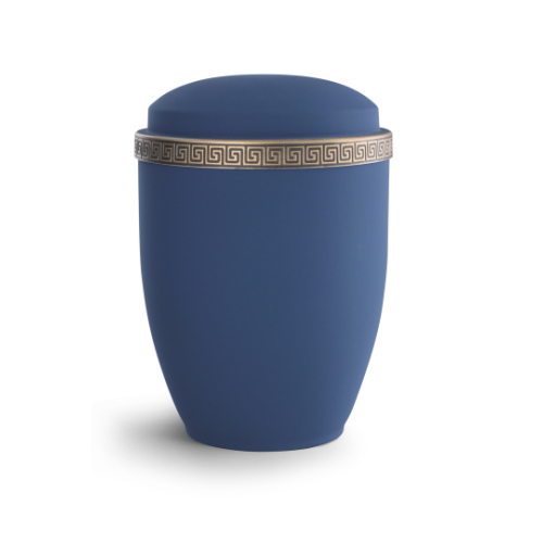 Die Urne der Edition Athena ist aus Samton in marineblau mit einer Mäanderprägung aus Metall und hat eine ovale Form mit einem abgerundeten Deckel.